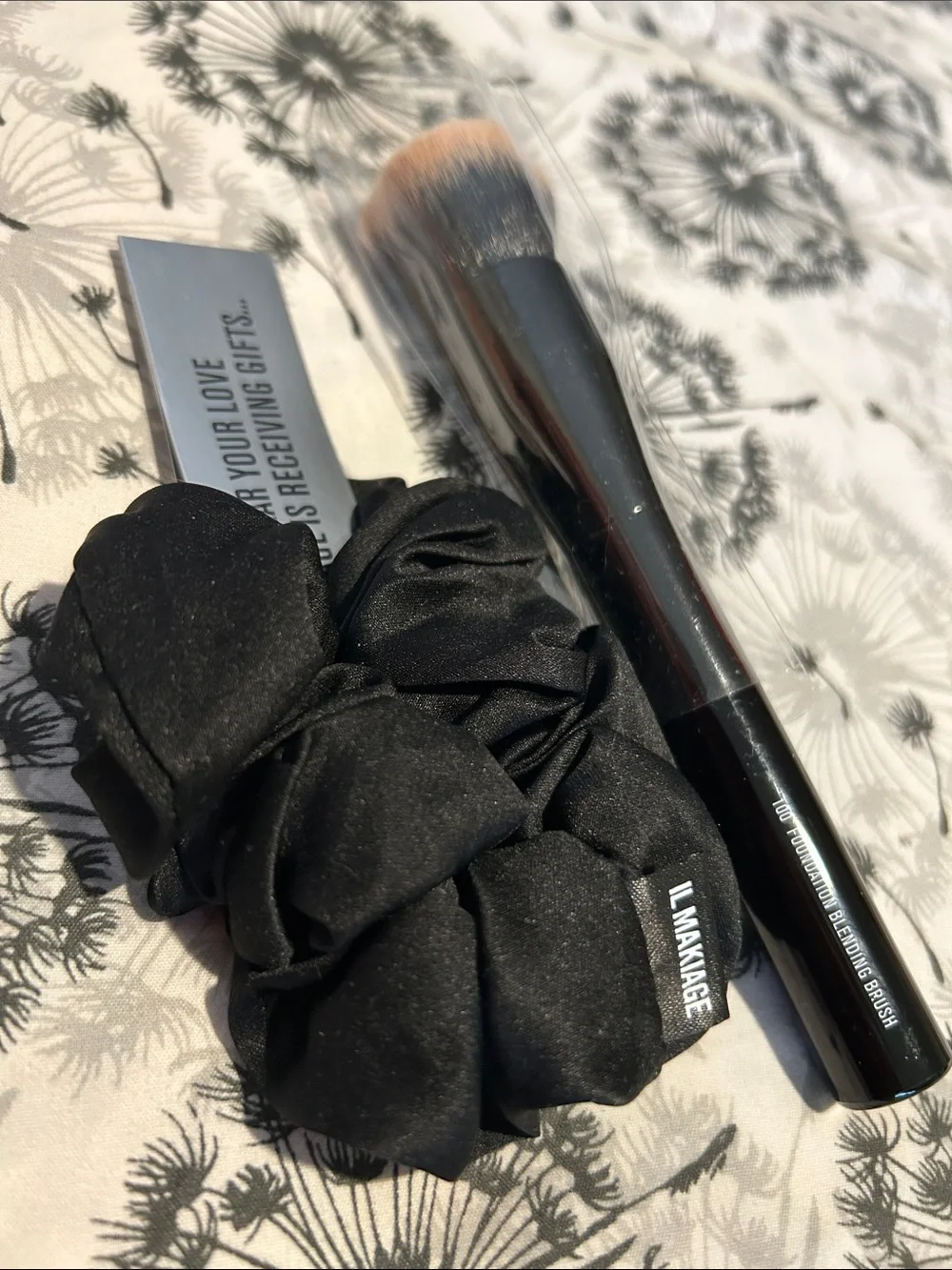 Il Makiage Foundation Blending Brush #100 NEW and Luxe Soft Scrunchie Two Items